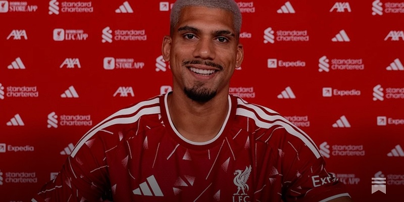 Ronald Araújo, iklädd Liverpool-tröjor, publicerade ett foto på sin familj
